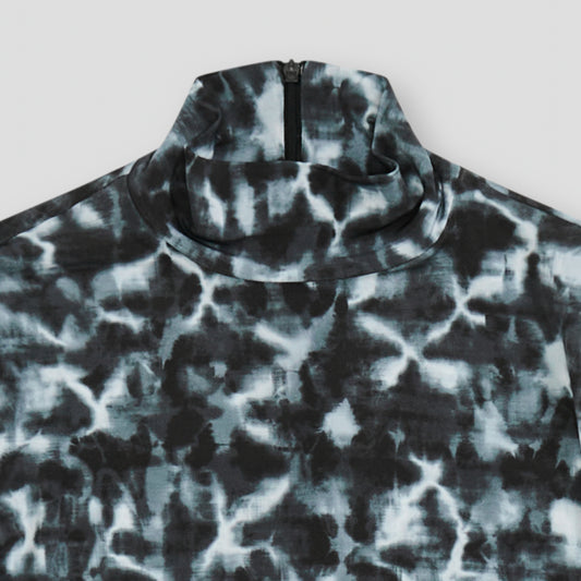MULTI BLACK/WHITE PRINTED MOCK NECK LONG SLEEVED CROPPED T-SHIRT IN ORGANIC CUPRON JERSEY