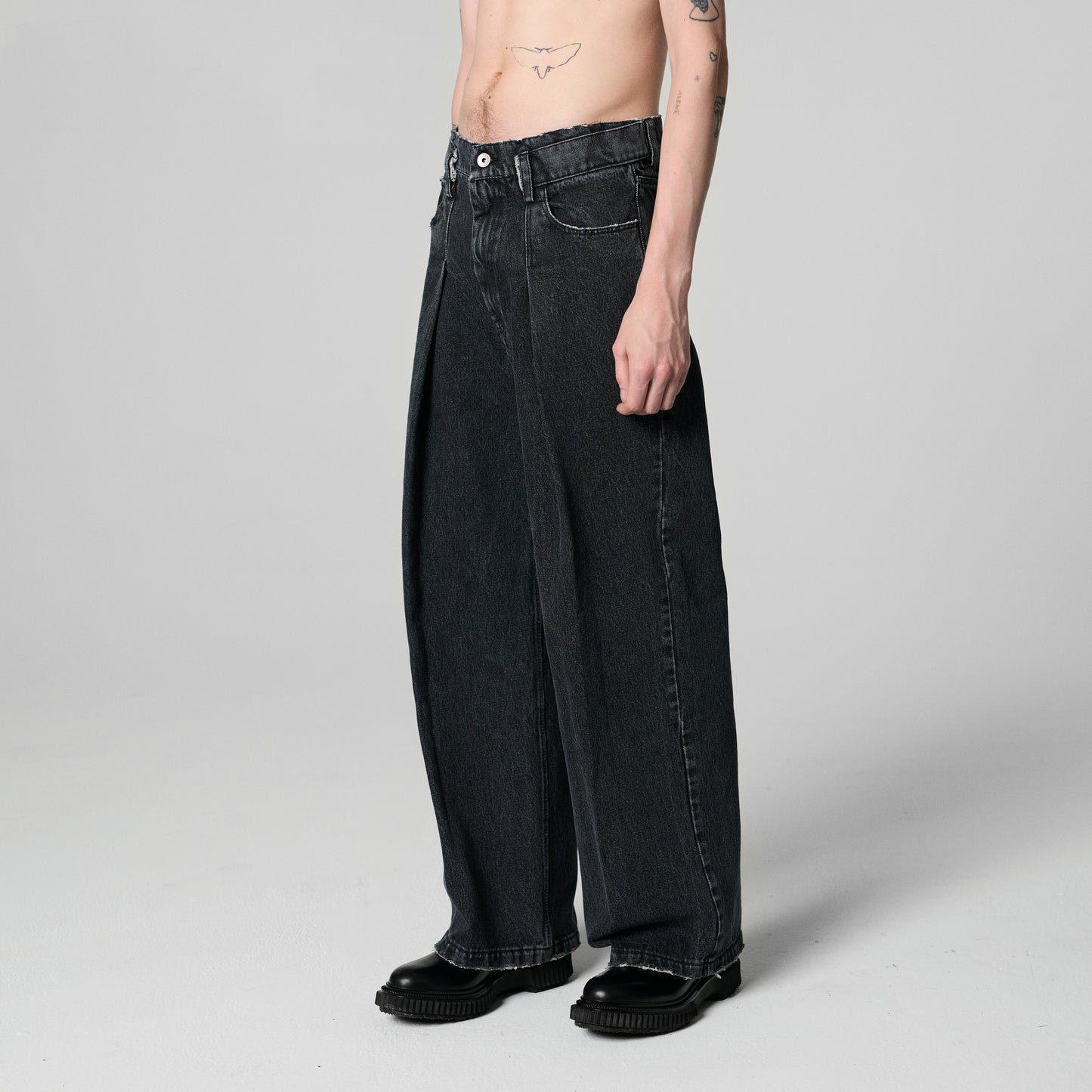 BLACK VINTAGE WASHED PLEATED SLOUCHY JEANS IN ORGANIC COTTON DENIM
