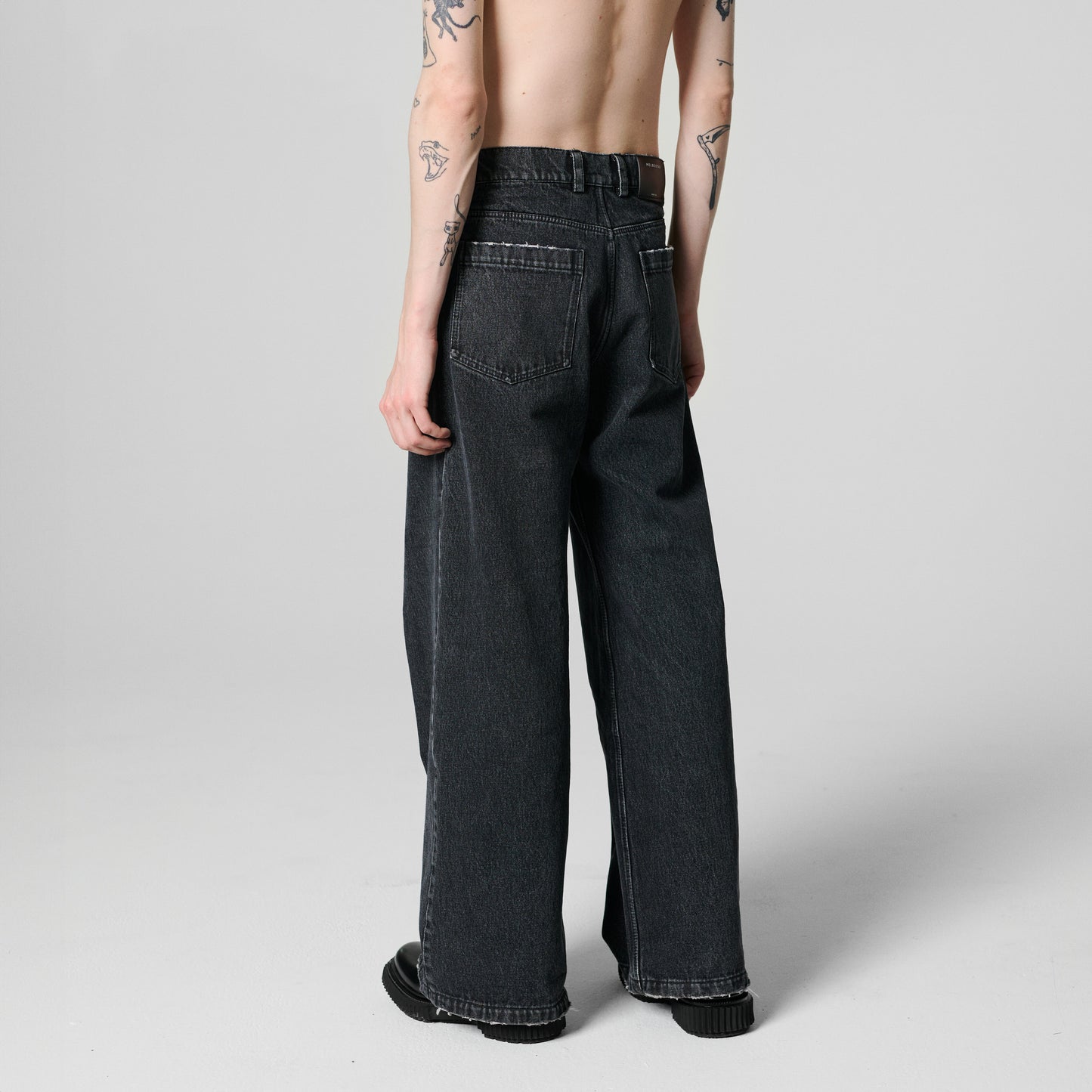 BLACK VINTAGE WASHED PLEATED SLOUCHY JEANS IN ORGANIC COTTON DENIM