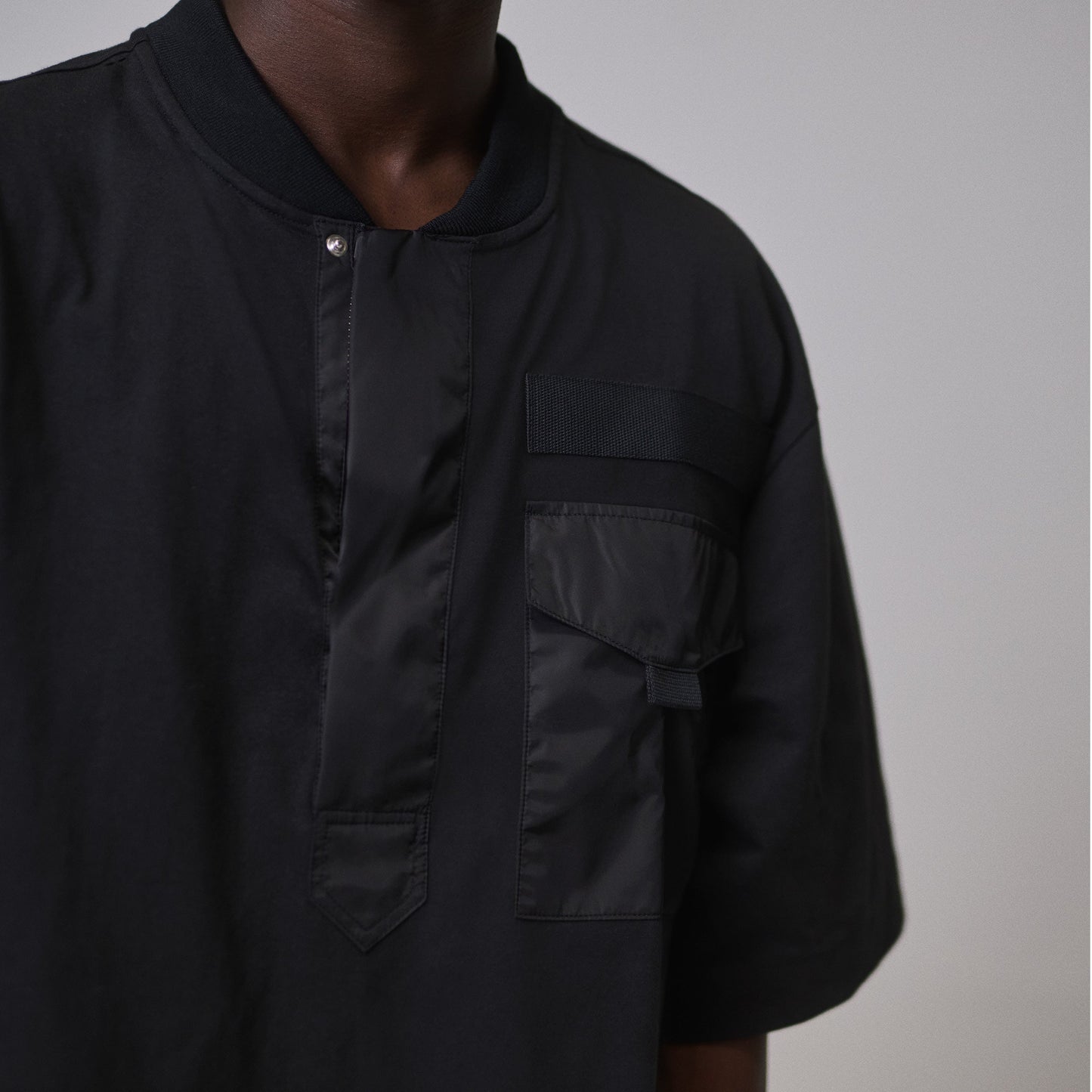 BLACK HENLEY T-SHIRT IN ORGANIC COTTON JERSEY