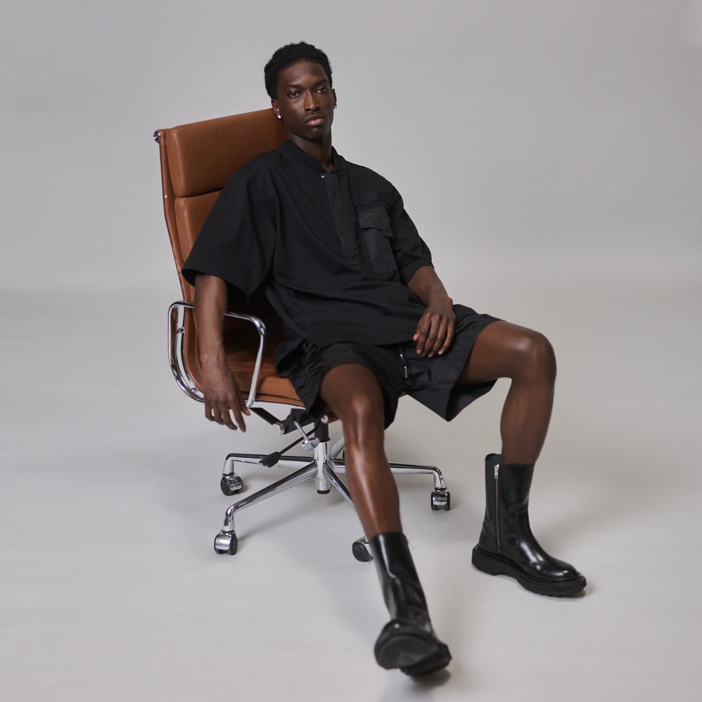 BLACK HENLEY T-SHIRT IN ORGANIC COTTON JERSEY
