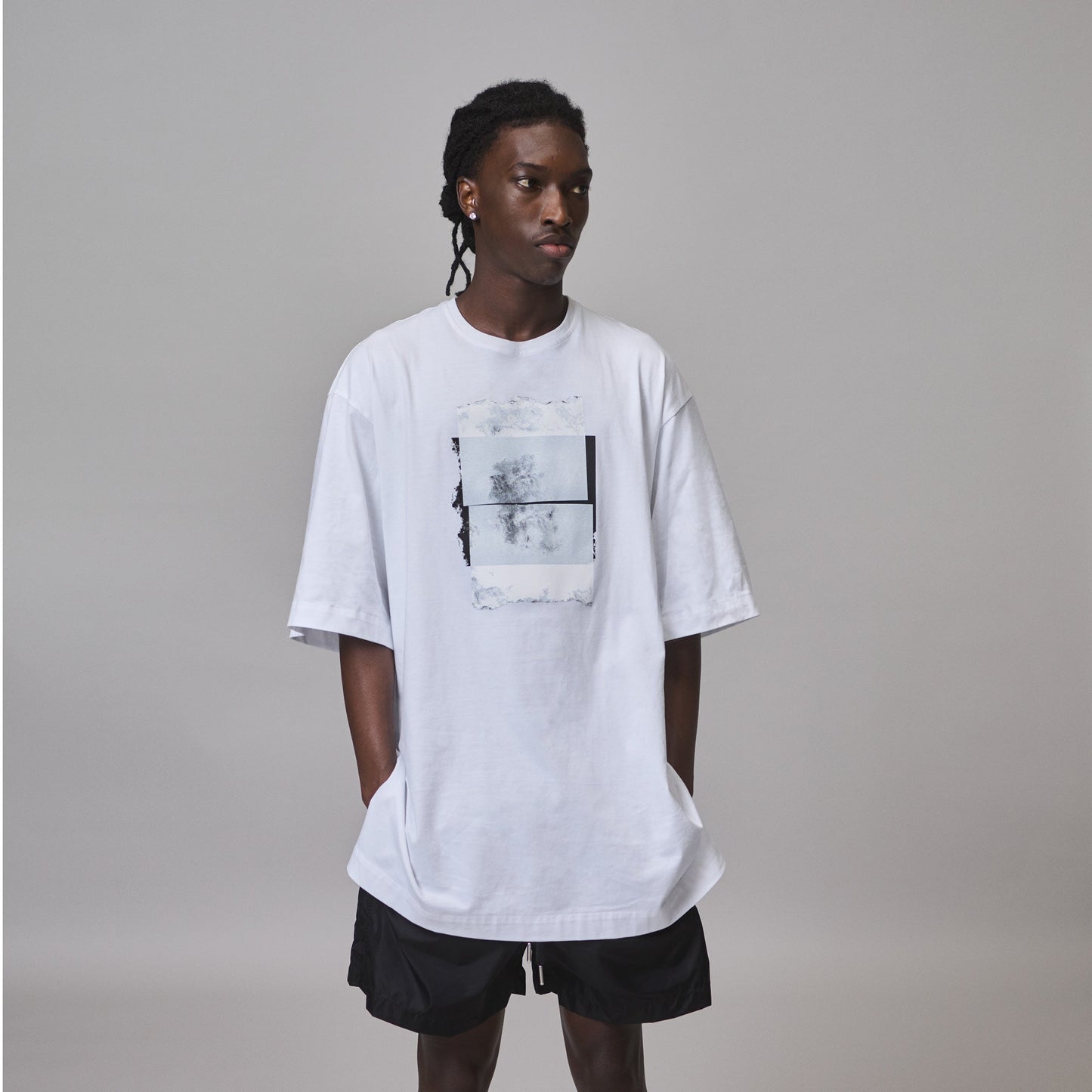 WHITE CREW-NECK GRAPHIC T-SHIRT IN ORGANIC COTTON JERSEY