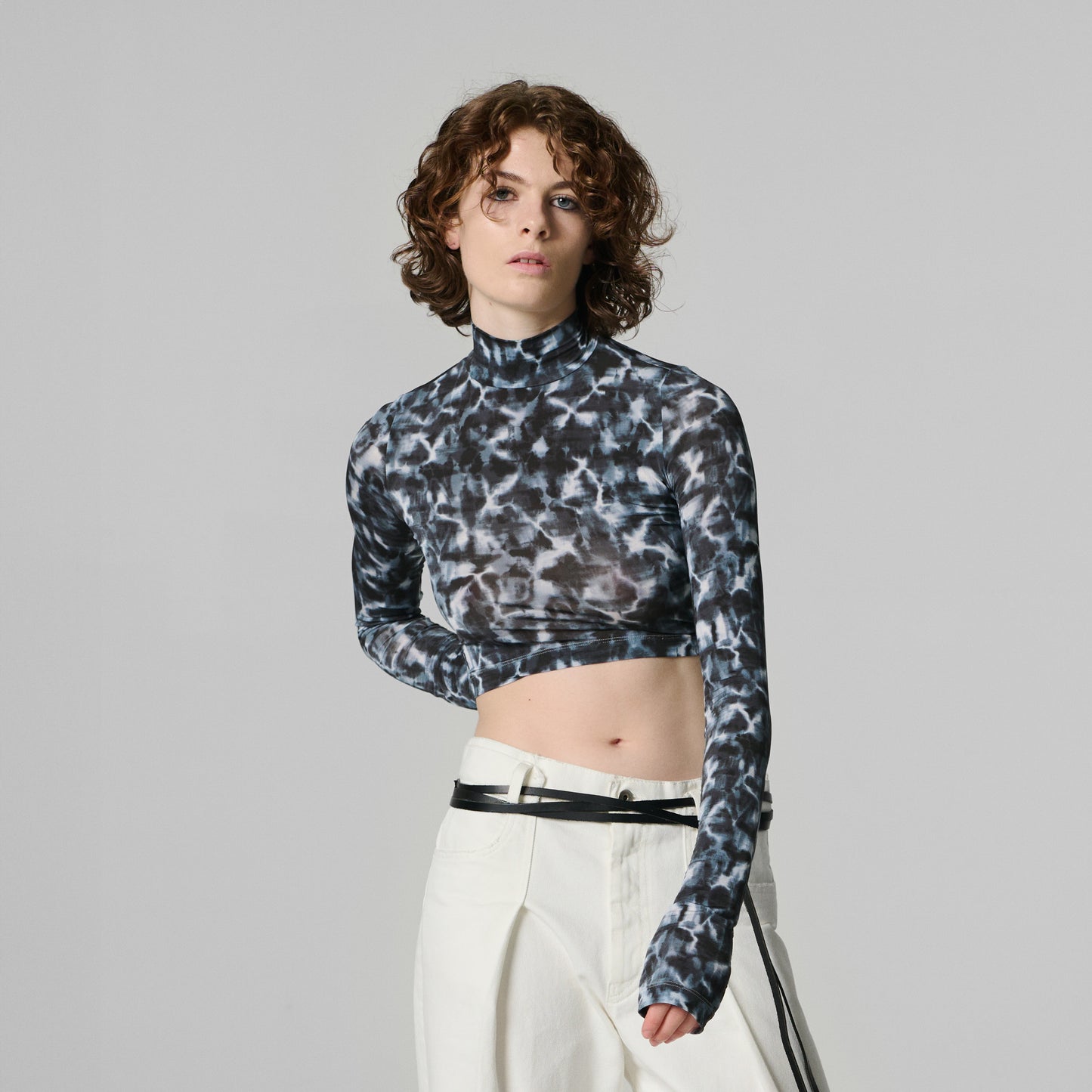 MULTI BLACK/WHITE PRINTED MOCK NECK LONG SLEEVED CROPPED T-SHIRT IN ORGANIC CUPRON JERSEY