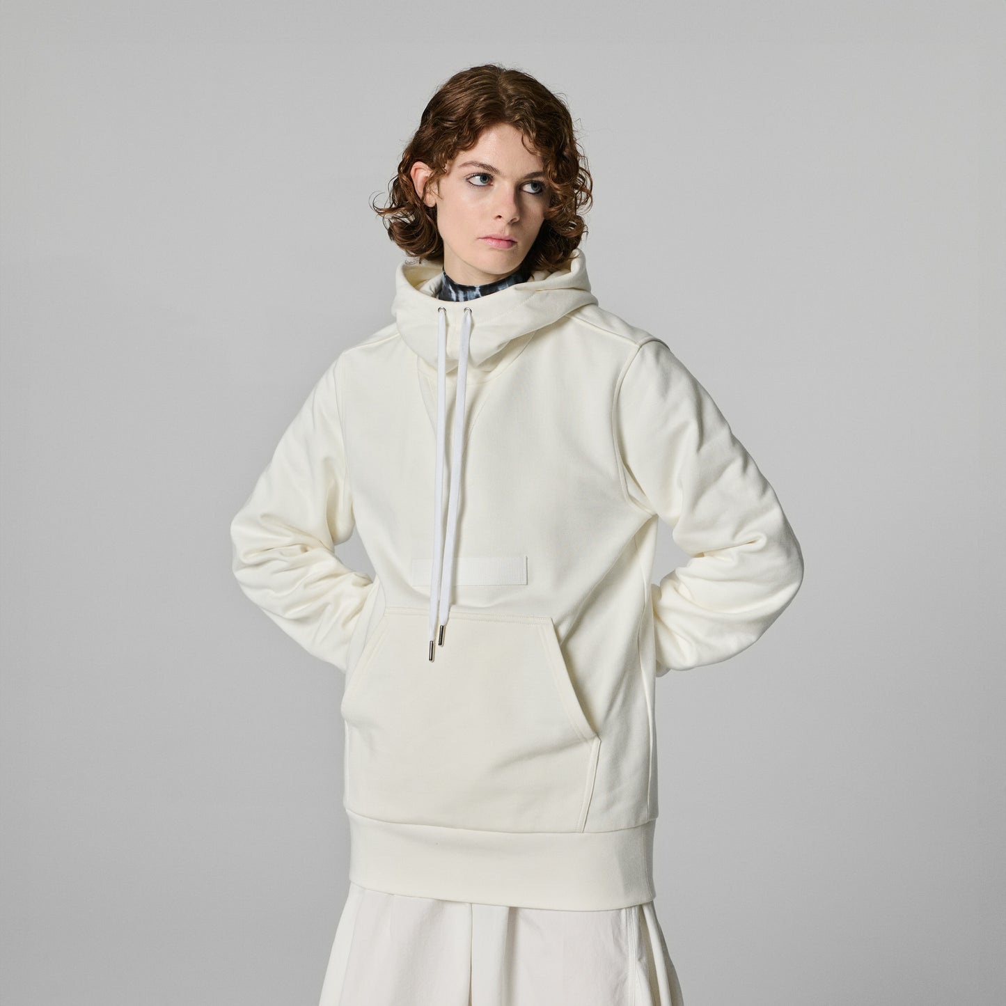 WHITE HOODIE IN ORGANIC COTTON FLEECE